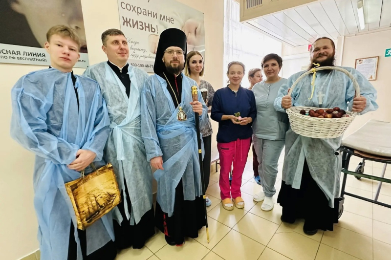В день Светлого Христова Воскресения Архипастырь посетил пациентов и медперсонал различных отделений БУЗ ВО «Россошанская районная больница»