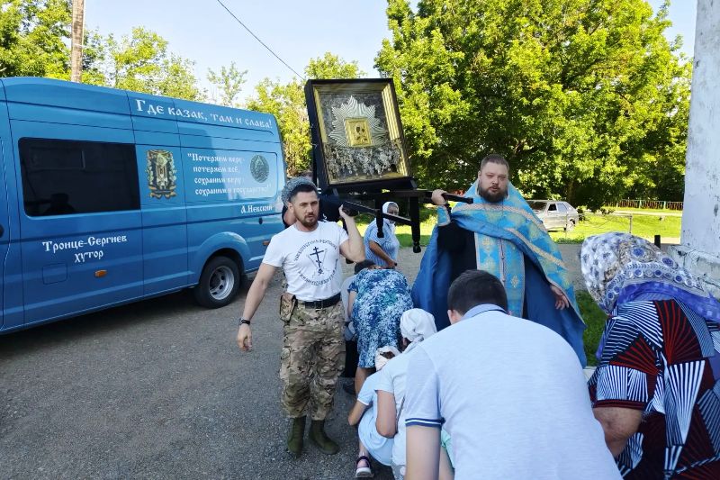 В Казанском храме села Покровка встретили казачий крестный ход с иконой Божией Матери «Избавительница от бед»
