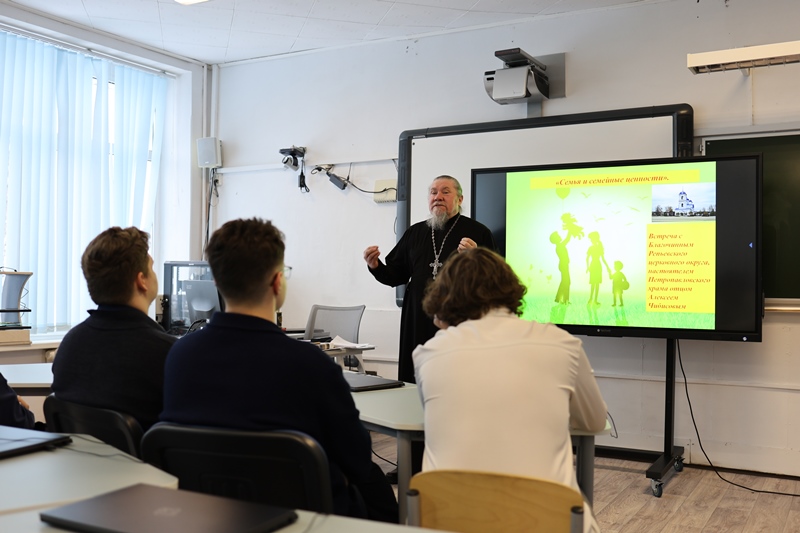 Благочинный Репьевского церковного округа провел встречу со старшеклассниками Репьевской СОШ