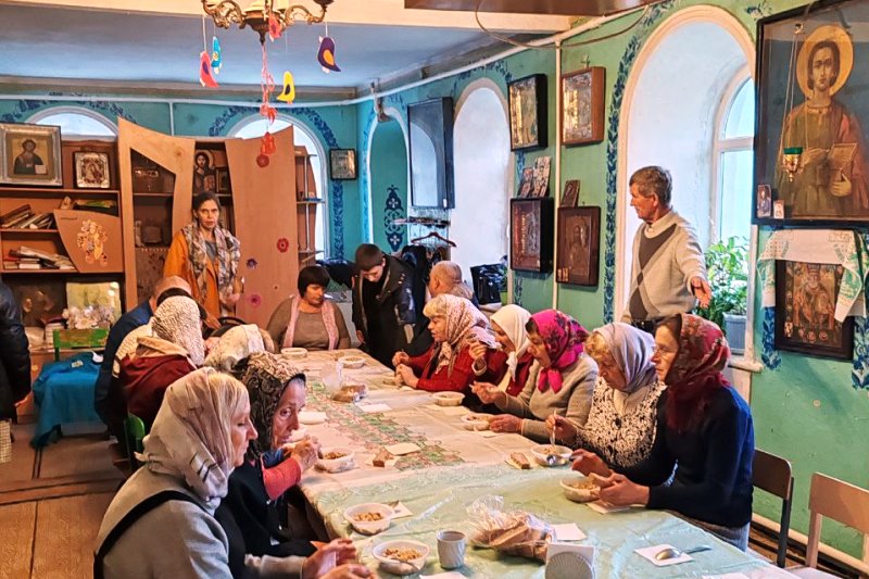 В Троицком храме пгт. Подгоренский Каменского благочиния провели обед в честь Дня пожилых людей