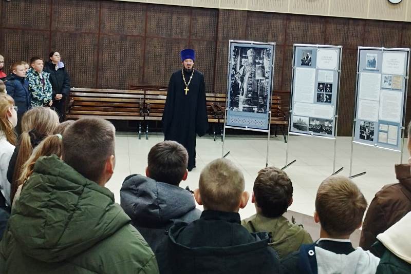 В Районном Доме культуры поселка Каменка была организована выставка, посвященная памяти святителя Тихона, Патриарха Московского