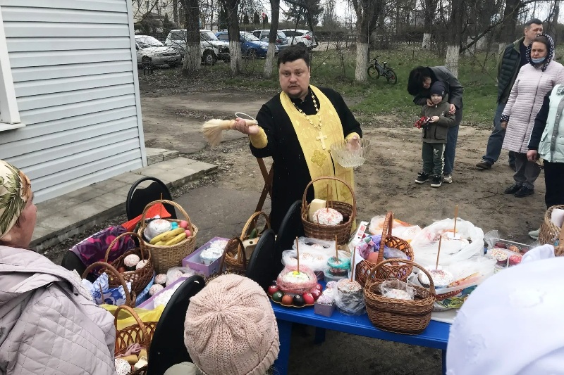 Благочинный совершил освящение пасхальной снеди в поселке Пригородный Калачеевского района