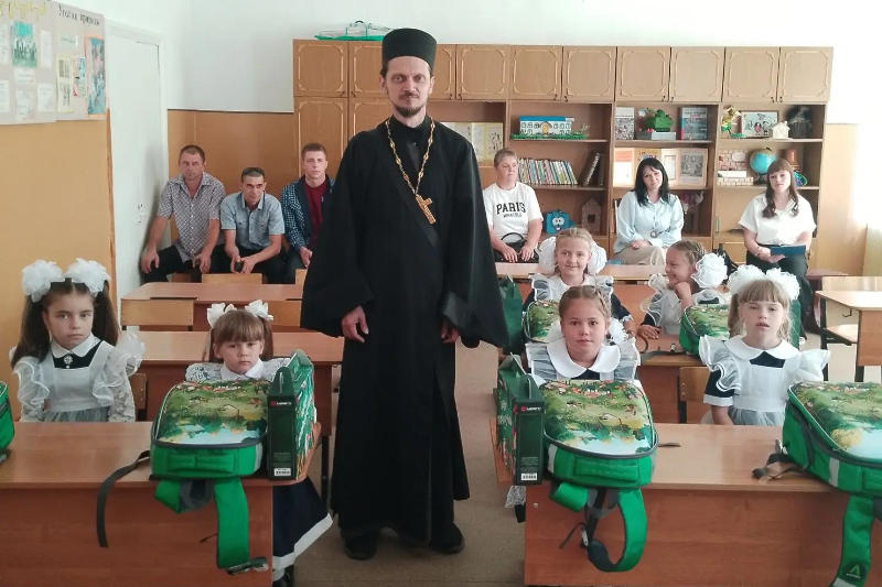 Иерей Никита Кравцов поздравил учащихся МКОУ Новокриушанской СОШ с Днем знаний и подарил первоклассникам канцелярские наборы