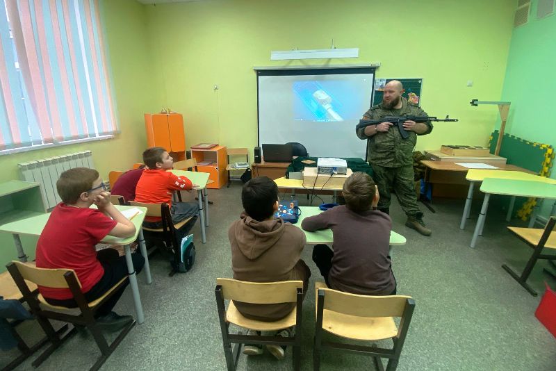 В «Школе выживания» города Россоши провели занятие по сборке и разборке автомата