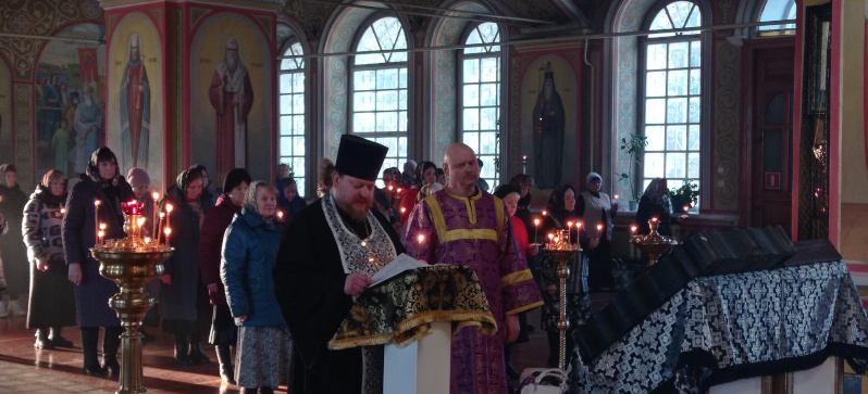 В Михайло-Архангельском храме г.Острогожска была совершена  Литургия Преждеосвященных Даров и великое повечерие с чтением покаянного канона преподобного Андрея Критского