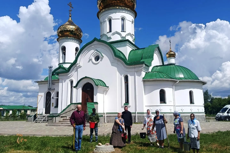 В день памяти священномученика Петра (Зверева) в селе Новомеловатка высадили хвойную аллею у храма Святой Троицы