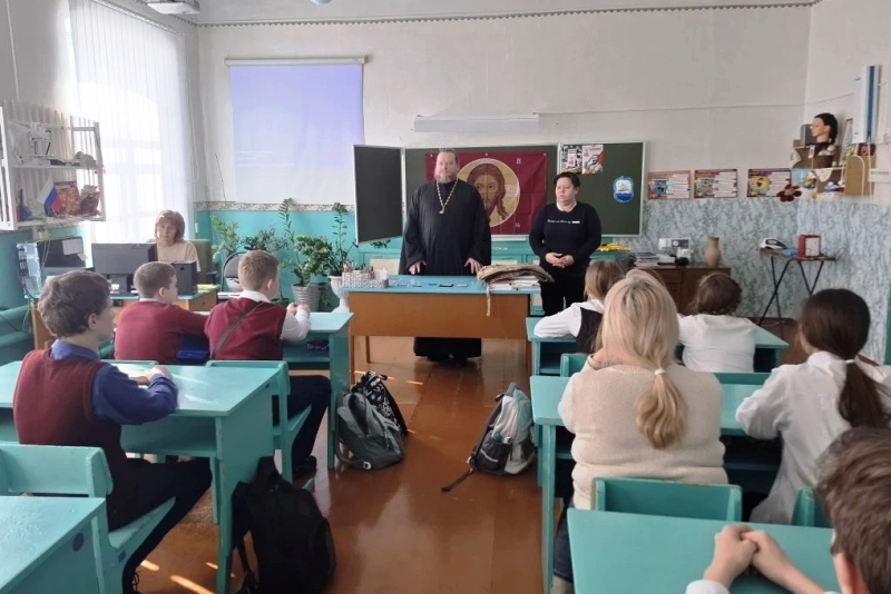 Клирик Острогожского церковного округа провел урок мужества для учащихся МКОУ Хохол-Тростянская ООШ