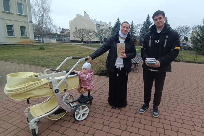 Молодежный актив Россошанского благочиния в г. Россошь провел акцию в честь Дня матери