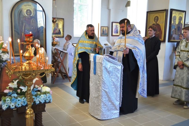 Благочинный Павловского церковного округа совершил всенощное бдение и чин Погребения Божией Матери в Казанском храме города Павловска