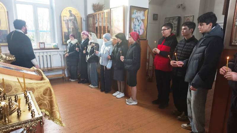 В поселке Каменка настоятель Троицкого храма совместно с Подгоренской автоинспекцией провели мероприятие для школьников