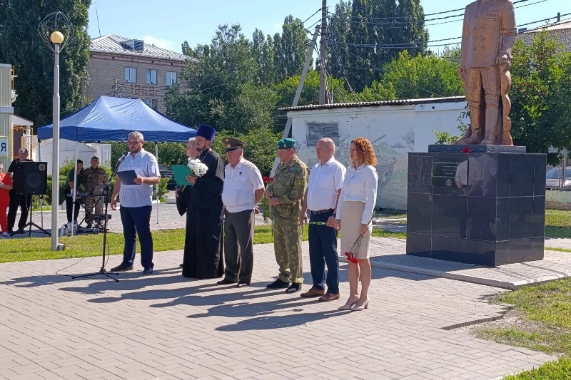 В Россоши священнослужитель принял участие в торжественном митинге в День воздушно-десантных войск