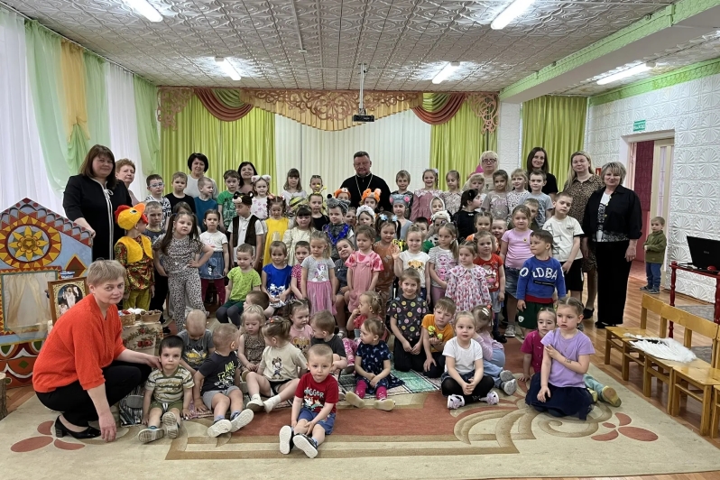 Священнослужитель посетил Россошанский детский сад