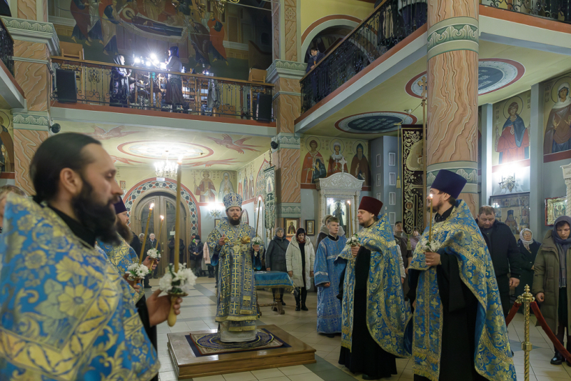 В канун праздника Сретения Господня Архипастырь совершил всенощное бдение в Свято-Ильинском кафедральном соборе города Россоши