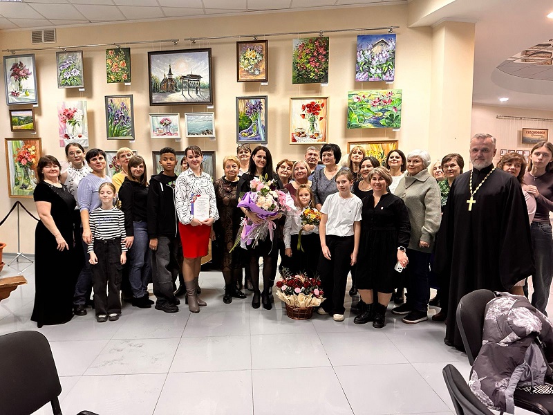Настоятель Троицкого храма с. Новая Калитва принял участие в открытии выставки россошанской художницы
