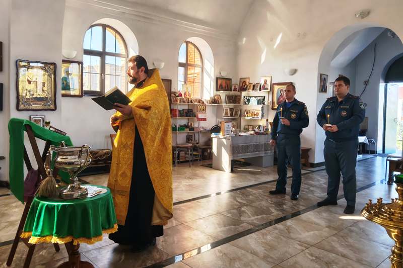 В Каменском церковном округе совершены молебны с участием сотрудников МЧС