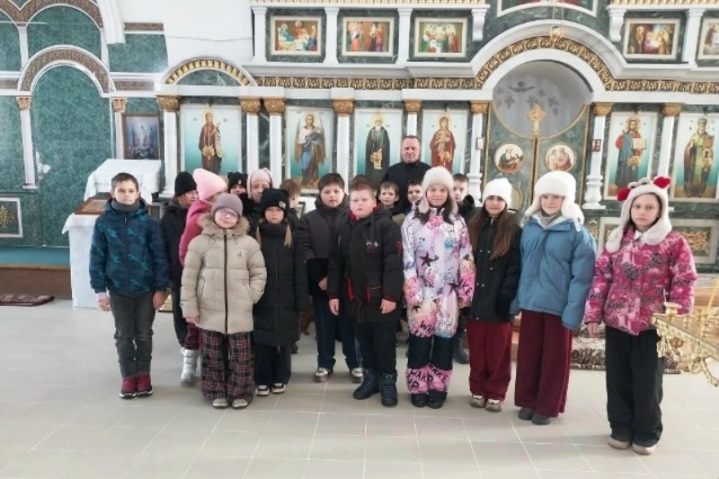 Помощник благочинного по молодежной работе провел познавательный урок по основам православной культуры для учащихся местной школы