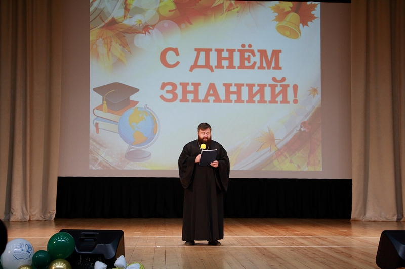 В Каменском Доме культуры прошли торжества в честь 90-летия Каменской средней школы № 1 и Дня знаний