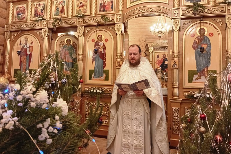 Праздник Рождества Христова молитвенно отметили в Успенском храме села Верхний Мамон