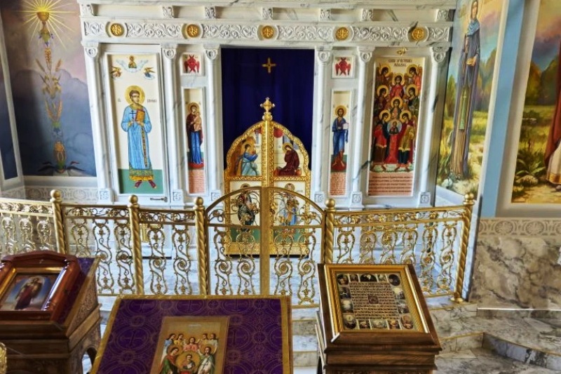 В храме Успения Пресвятой Богородицы города Калач установили новые ограждения к Пасхе