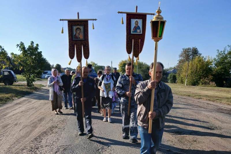 В Русской Журавке прошли крестным ходом и помолились на месте разрушенного храма в честь иконы Божией Матери «Неопалимая Купина»