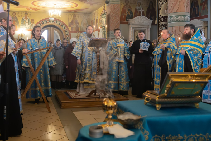 В Россошь принесен ковчег с частью Пояса Пресвятой Богородицы