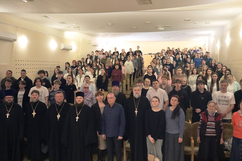 В городе Россоши состоялись встречи с писателем Виктором Николаевичем Николаевым, приуроченные ко Дню православной книги