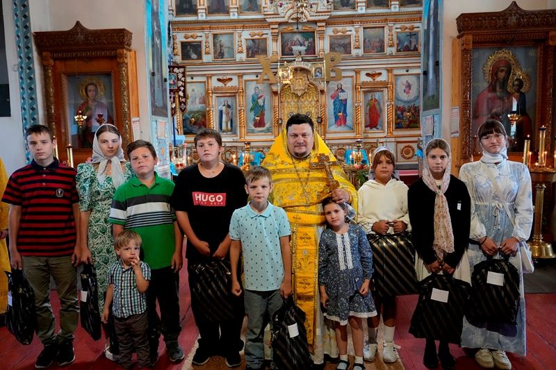 В храме Вознесения Господня города Калач был совершен молебен об учащих и учащихся, а также подведены итоги акции «Собери ребенка в школу»