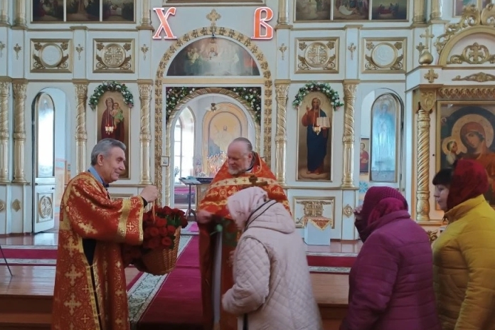 В Петропавловском храме села Репьевка чествовали женщин-прихожанок