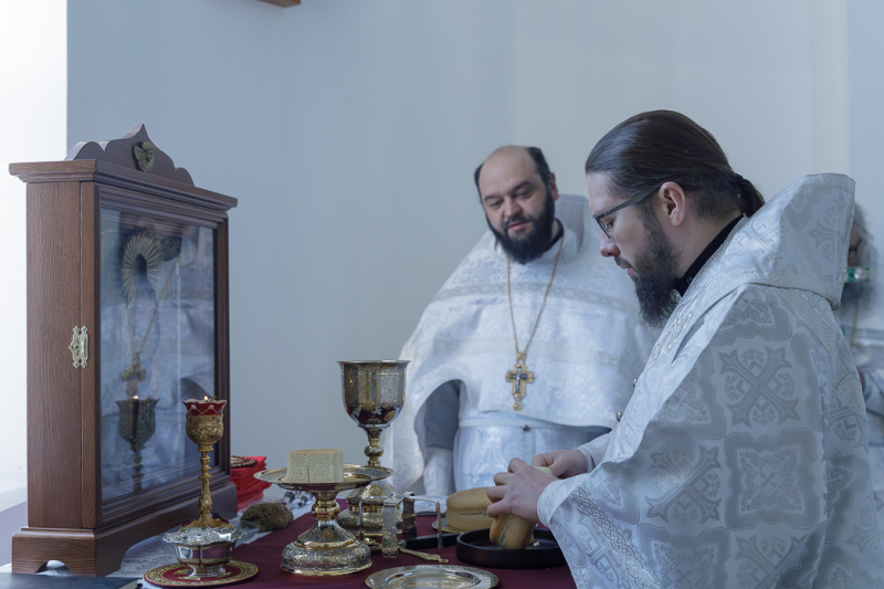 Преосвященнейший епископ Дионисий возглавил служение Божественной литургии в Воскресенском соборе Белогорского мужского монастыря