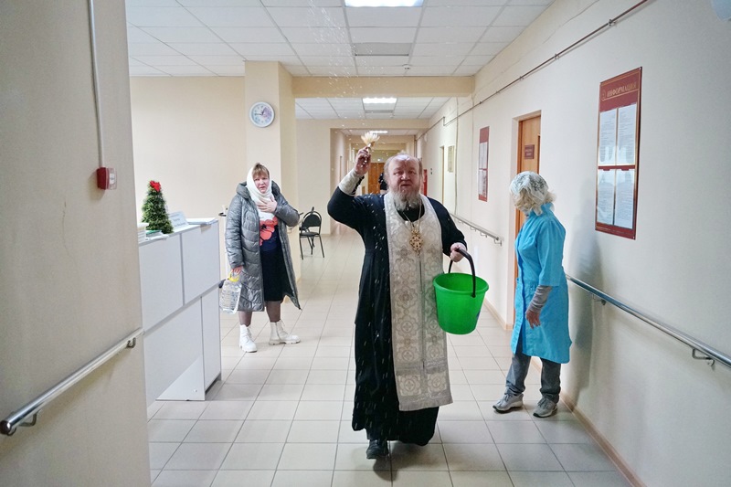 В день праздника Крещения Господня настоятель Свято-Митрофановского храма села Верхний Мамон посетил районную больницу