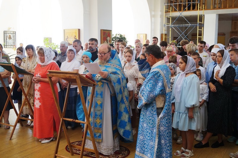 В Свято-Митрофановском храме села Верхний Мамон состоялся молебен на начало учебного года и акция «Собери ребенка в школу» 