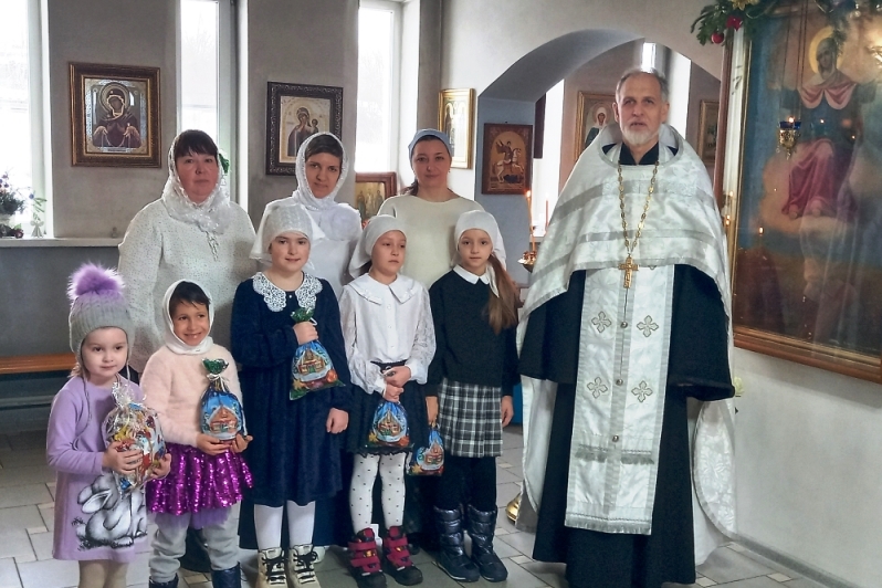 В селе Галиевка священнослужитель поздравил детей воскресной школы с праздником Рождества Христова