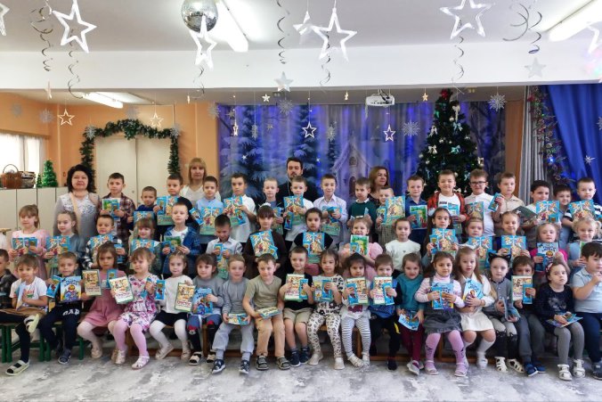 В дни святок Рождества Христова священник побывал в детских садах города Богучар