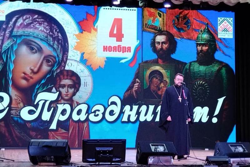 Клирик Калачеевского благочиния поздравил жителей села Петропавловка с Днем Народного Единства