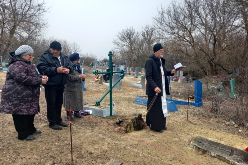 Священнослужитель совершил заупокойную литию на могиле деда Антона Павловича Чехова
