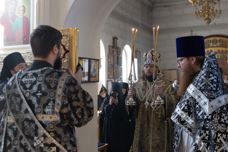 Преосвященнейший епископ Дионисий совершил Литургию Преждеосвященных Даров в Костомаровском монастыре