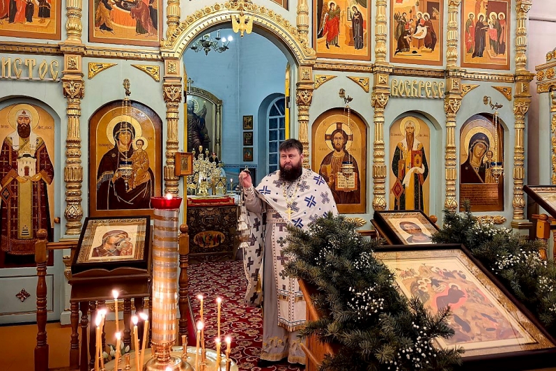  В Казанском храме поселка Каменка совершили Божественную литургию в праздник Рождества Христова