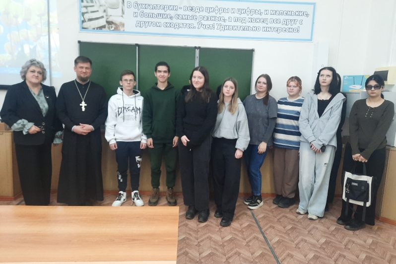 В г. Россошь священник провел профилактическую беседу о вреде наркотиков и алкоголя среди студентов РКММП