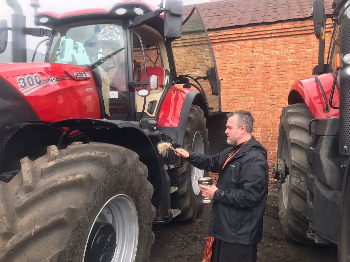 Настоятель Троицкого храма с. Новая Калитва освятил сельхозяйственную технику