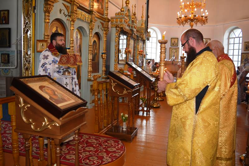 В день памяти великомученика Пантелеимона в Казанском храме поселка Каменка совершено праздничное богослужение