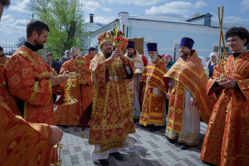 В субботу Светлой седмицы епископ Дионисий совершил Литургию в храме Успения Пресвятой Богородицы города Калач