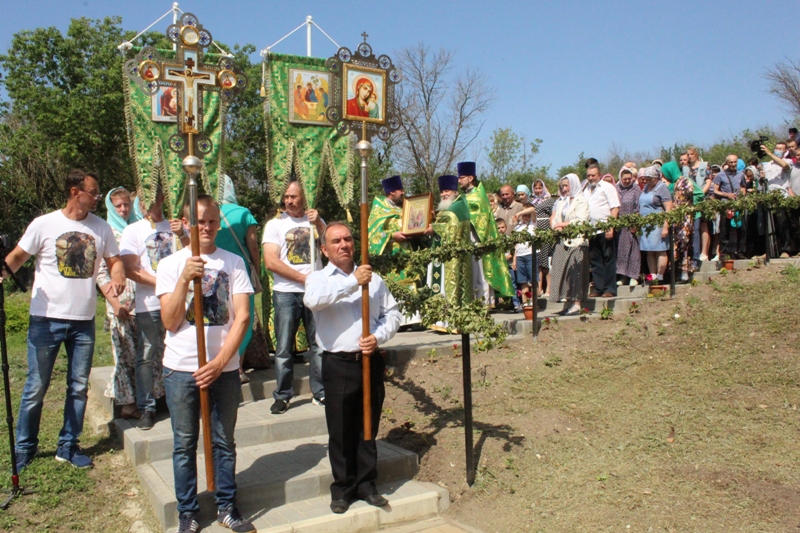 В День Святого Духа прихожане и гости храма Сошествия Святого Духа в селе Петренково отметили престольный праздник