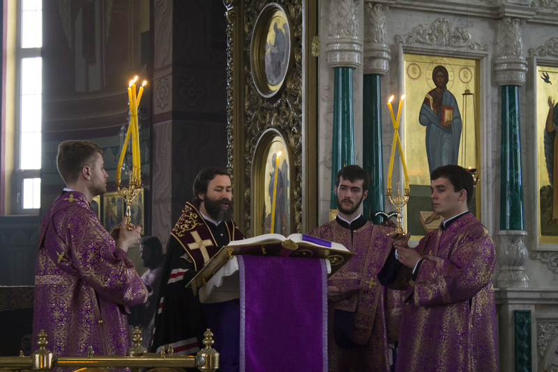 Глава Россошанской епархии совершил уставное вечернее богослужение в Свято-Ильинском кафедральном соборе