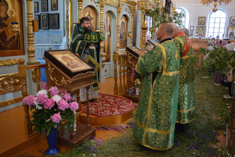 Праздничная литургия в Казанском храме поселка Каменка в День Святой Троицы