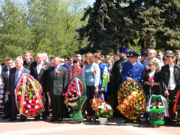 Возложение цветов к памятнику погибшим на мемориале г. Павловска