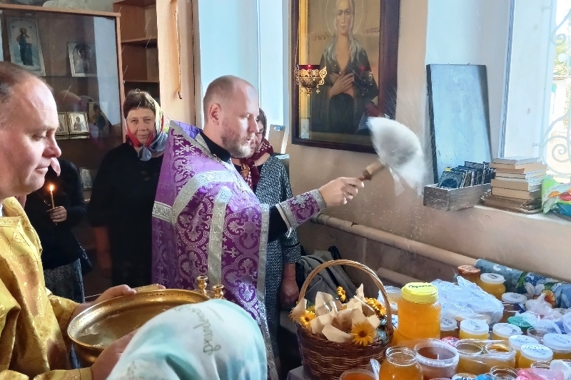 В храмах Калачеевского благочиния состоялись праздничные богослужения, в ходе которых освятили мед нового урожая