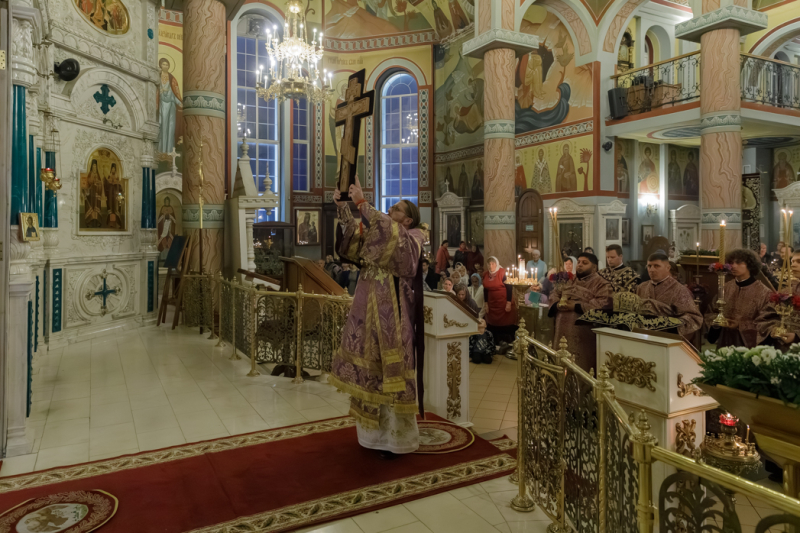 В канун праздника Воздвижения Креста Господня Преосвященнейший епископ Дионисий совершил всенощное бдение в Ильинском кафедральном соборе города Россоши