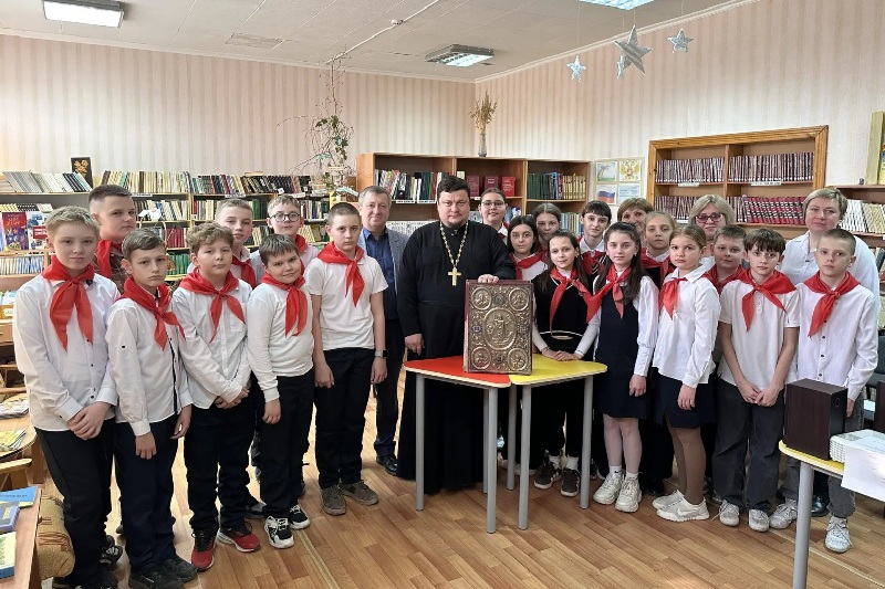 В Заводской школе прошел урок-путешествие «К истокам русского книгопечатания» с участием благочинного иерея Иоанна Суздальцева