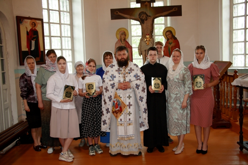Выпускникам воскресной школы вручили аттестаты