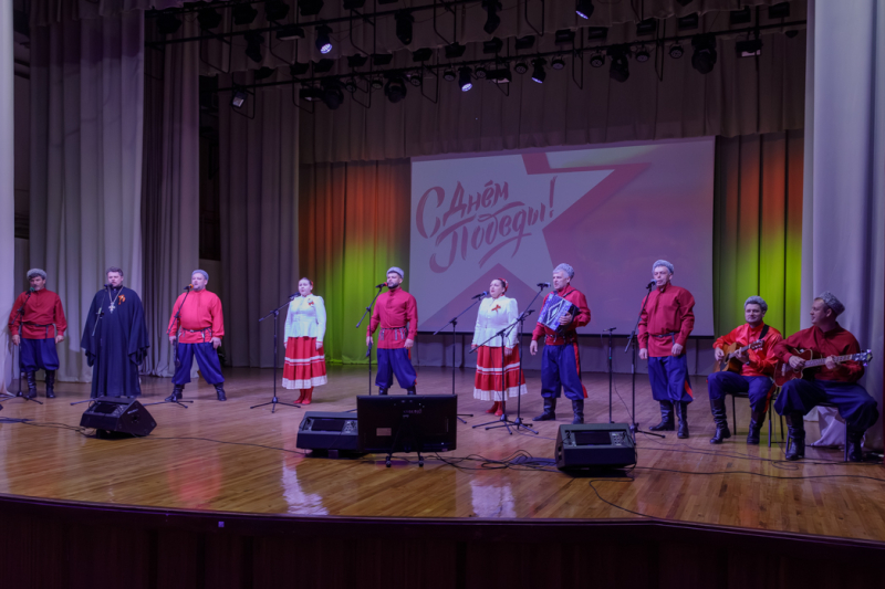 В День Победы в Молодежном центре города Россоши состоялся праздничный концерт «Победный май, священная весна!»